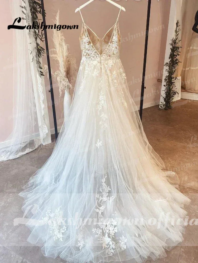 Spaghetti Straps Vintage Lace Wedding Dress With V Neckline Bride Dress Tulle Beach Bridal Gown trouwjurk Customized