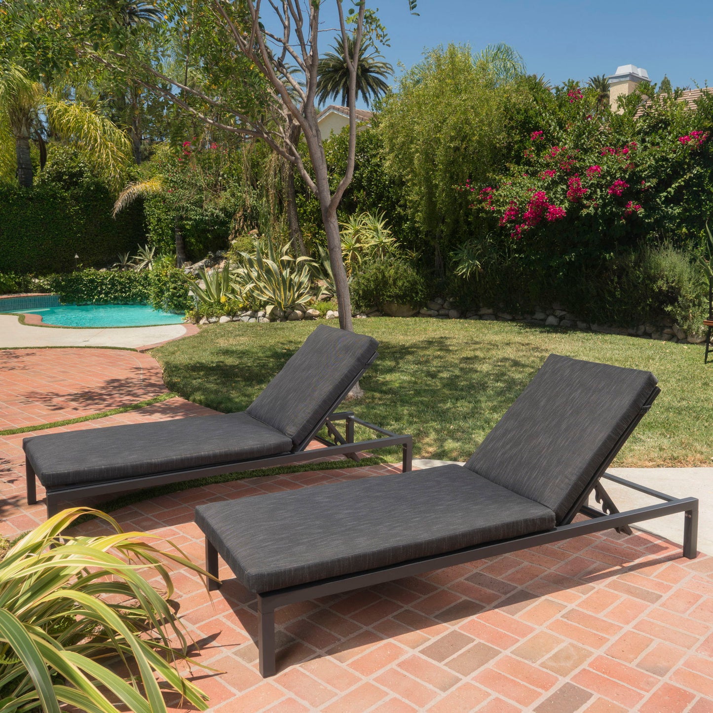 Modern Chaise Lounge With Water Resistant Fabric Cushions