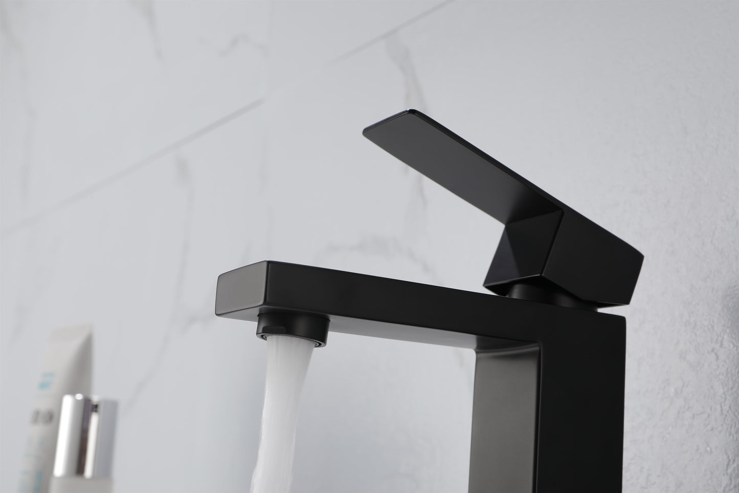 Single Handle Bathroom Sink Faucet with Pop-Up Drain (with Overflow)