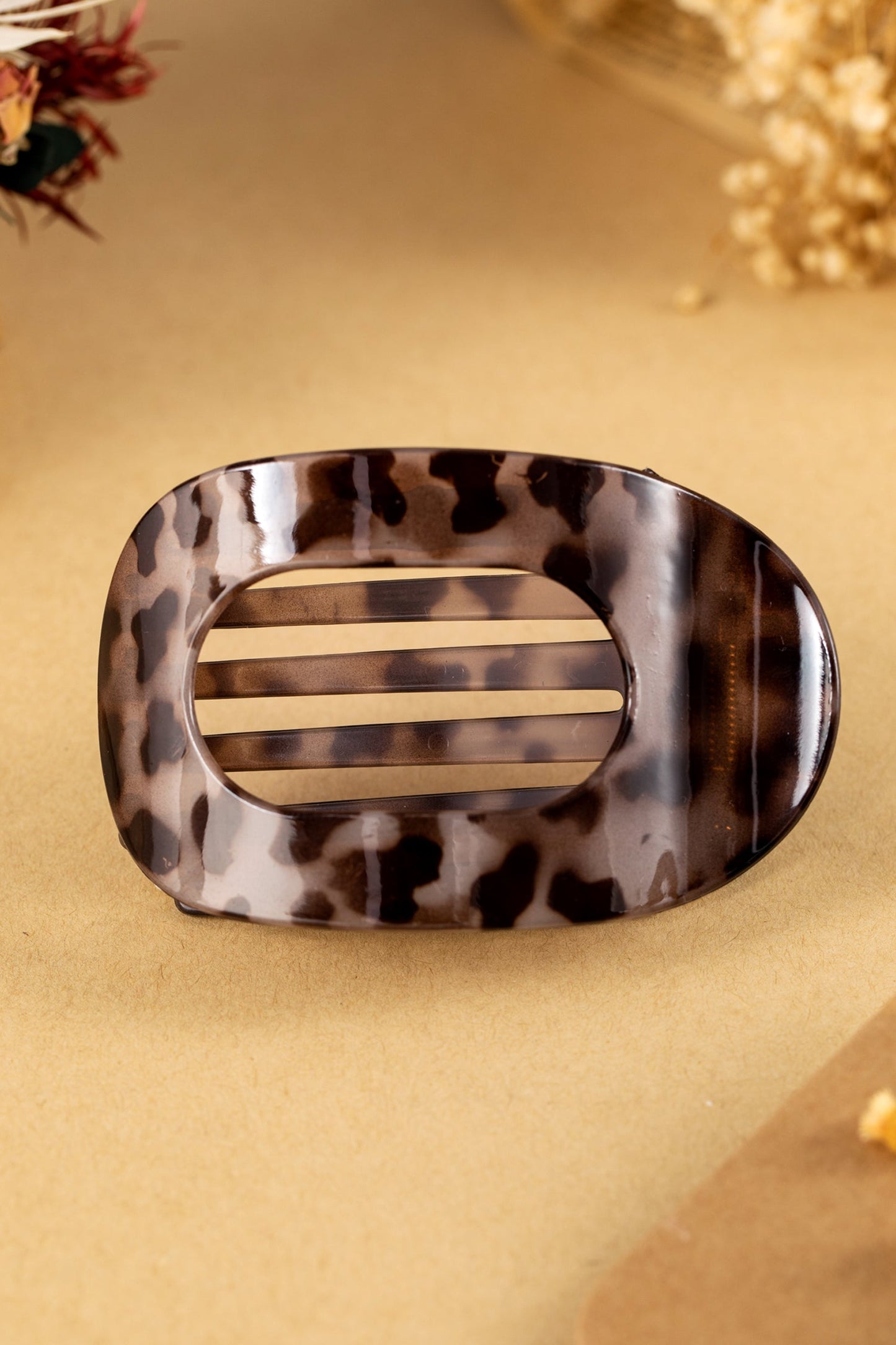 Robin Oval Hair Claw Clip