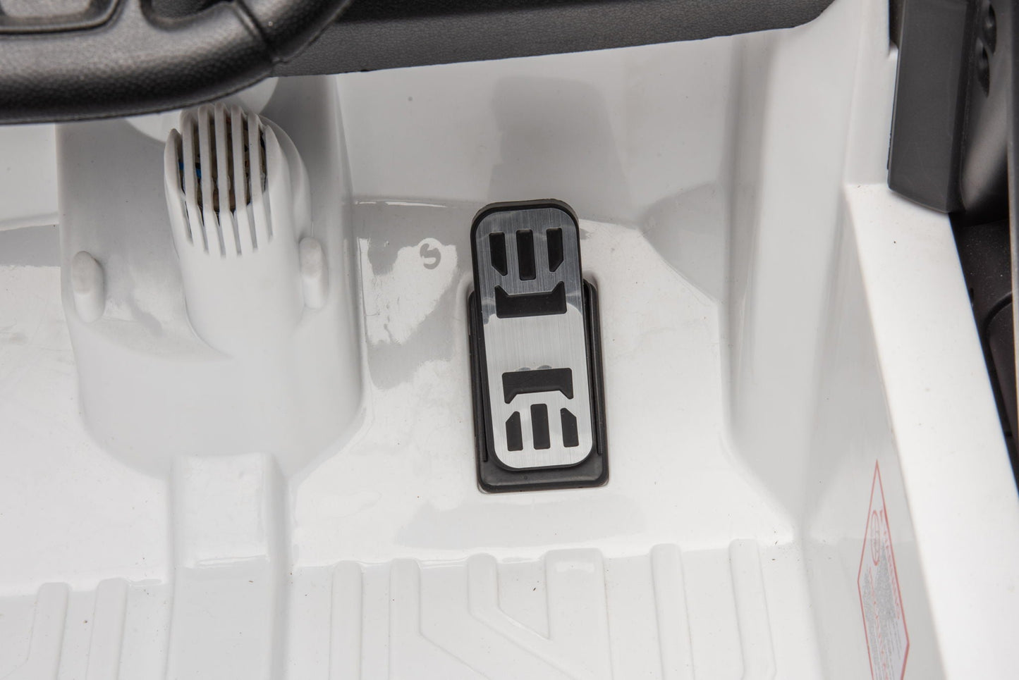 12V7A 30W*2 Four-Wheel Drive Seat One Button Start, Forward And Backward, High And Low Speed, Music, Front Light, Power Display, Two Doors Can Open, 2.4G R / C, Seat Belt Four Wheel Absorber