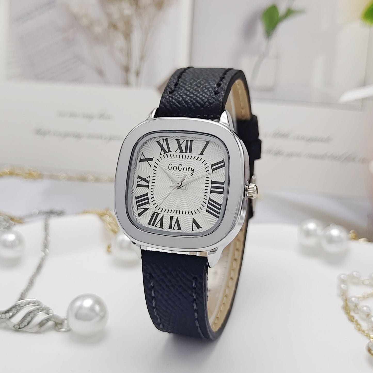 Retro Roman Dial Leather Strap Watch For Women