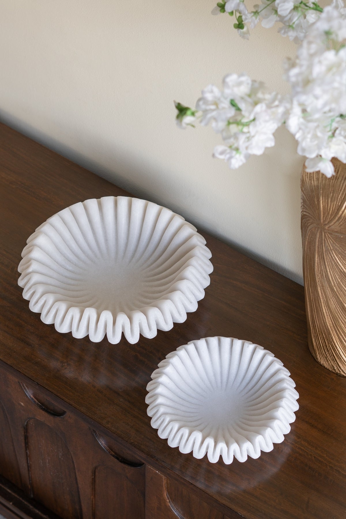 D9.5x2.5' Wavy Sand and Resin Bowl with Textured White Finish