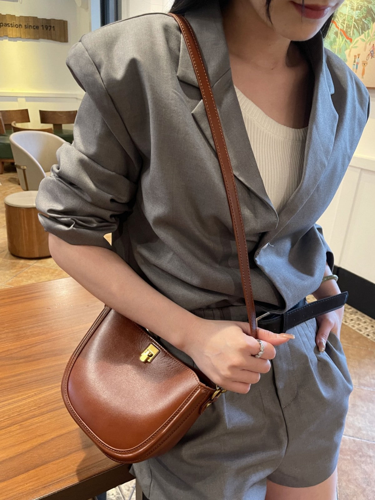 New Genuine Leather Saddle Bag, Versatile Commuter Women's Bag, Single Shoulder And Crossbody, Top-grain Cowhide, Simple And Stylish Shell Bag