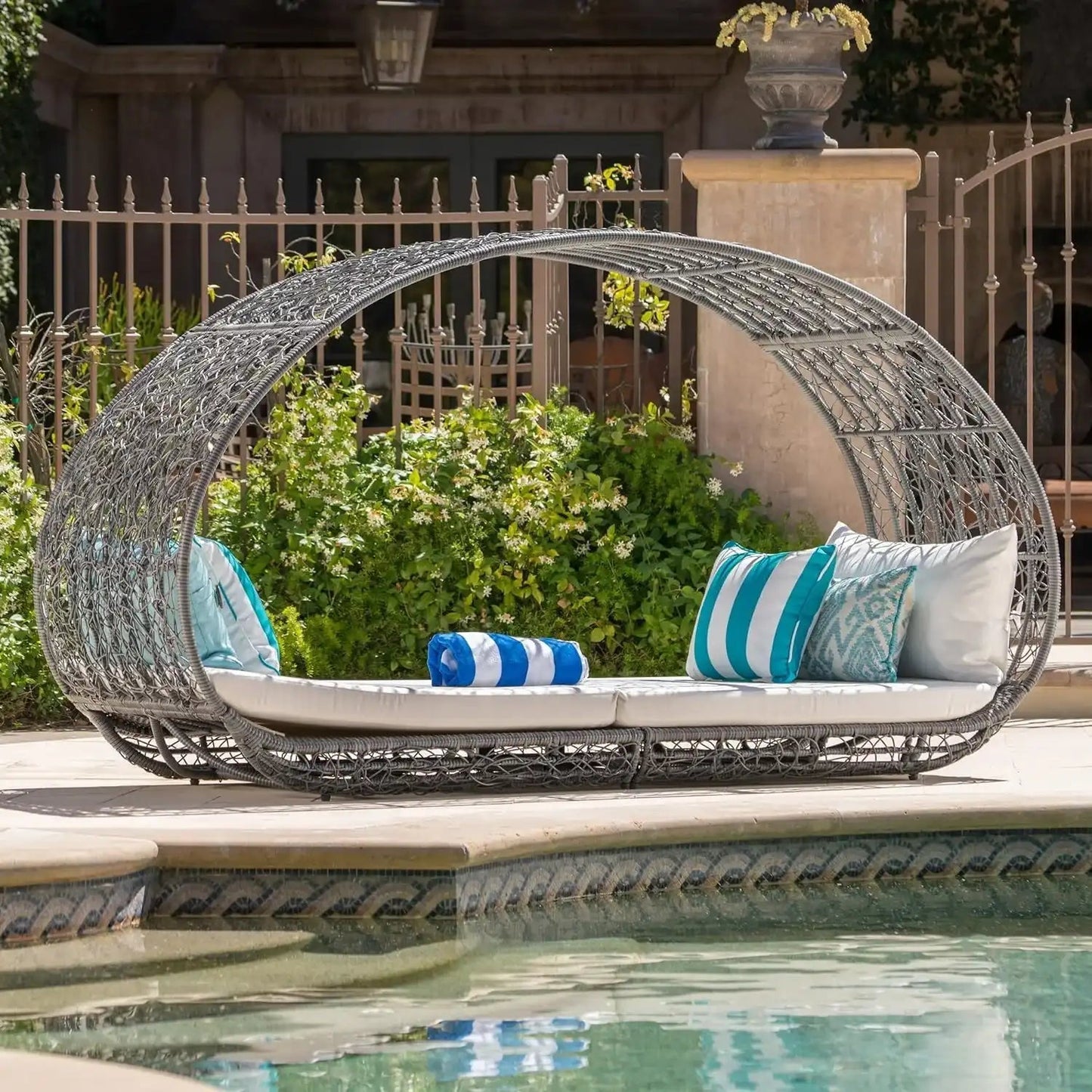 Abigal Outdoor Wicker Daybed With Cushion