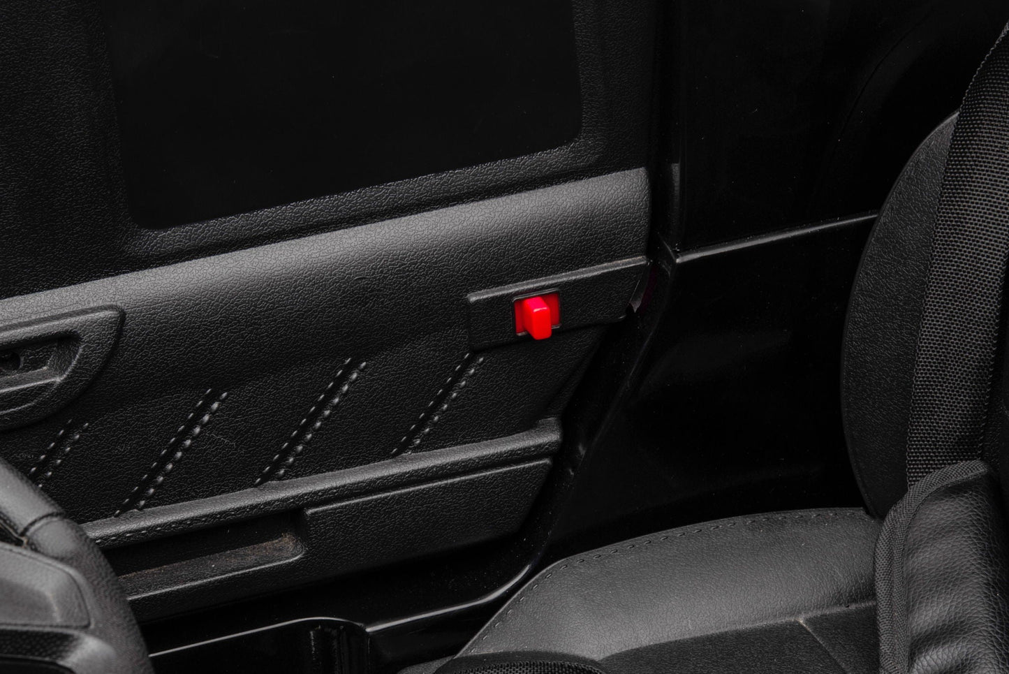 12V7A 30W*2 Four-Wheel Drive Seat One Button Start, Forward And Backward, High And Low Speed, Music, Front Light, Power Display, Two Doors Can Open, 2.4G R / C, Seat Belt Four Wheel Absorber