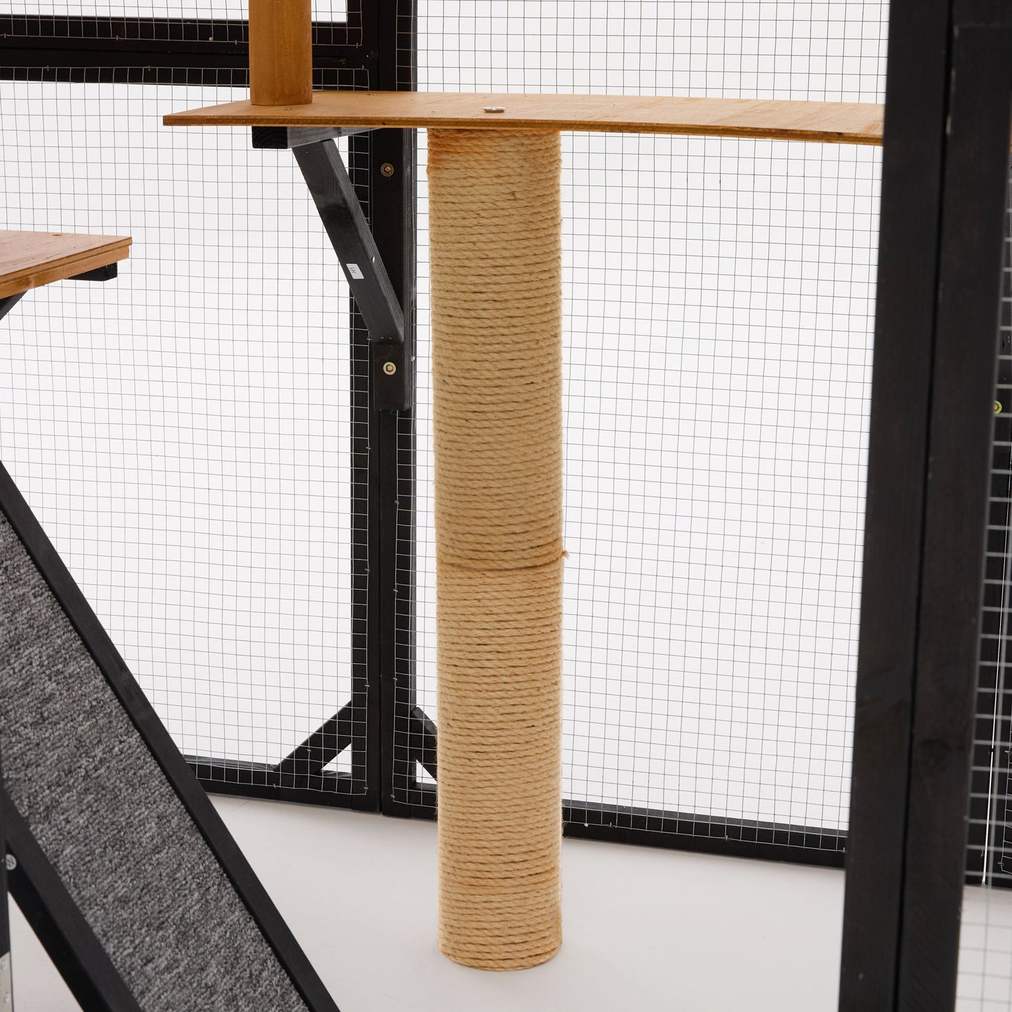 Outdoor Cat Enclosure With Sleeping Houses, Jumping Platforms, Scratching Post
