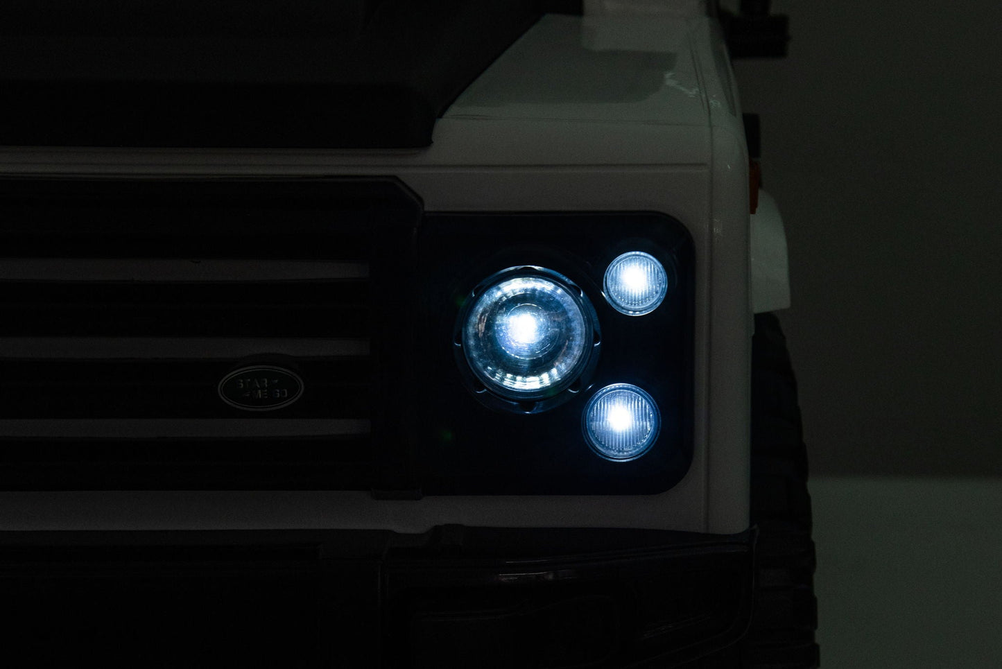 12V7A 30W*2 Four-Wheel Drive Seat One Button Start, Forward And Backward, High And Low Speed, Music, Front Light, Power Display, Two Doors Can Open, 2.4G R / C, Seat Belt Four Wheel Absorber