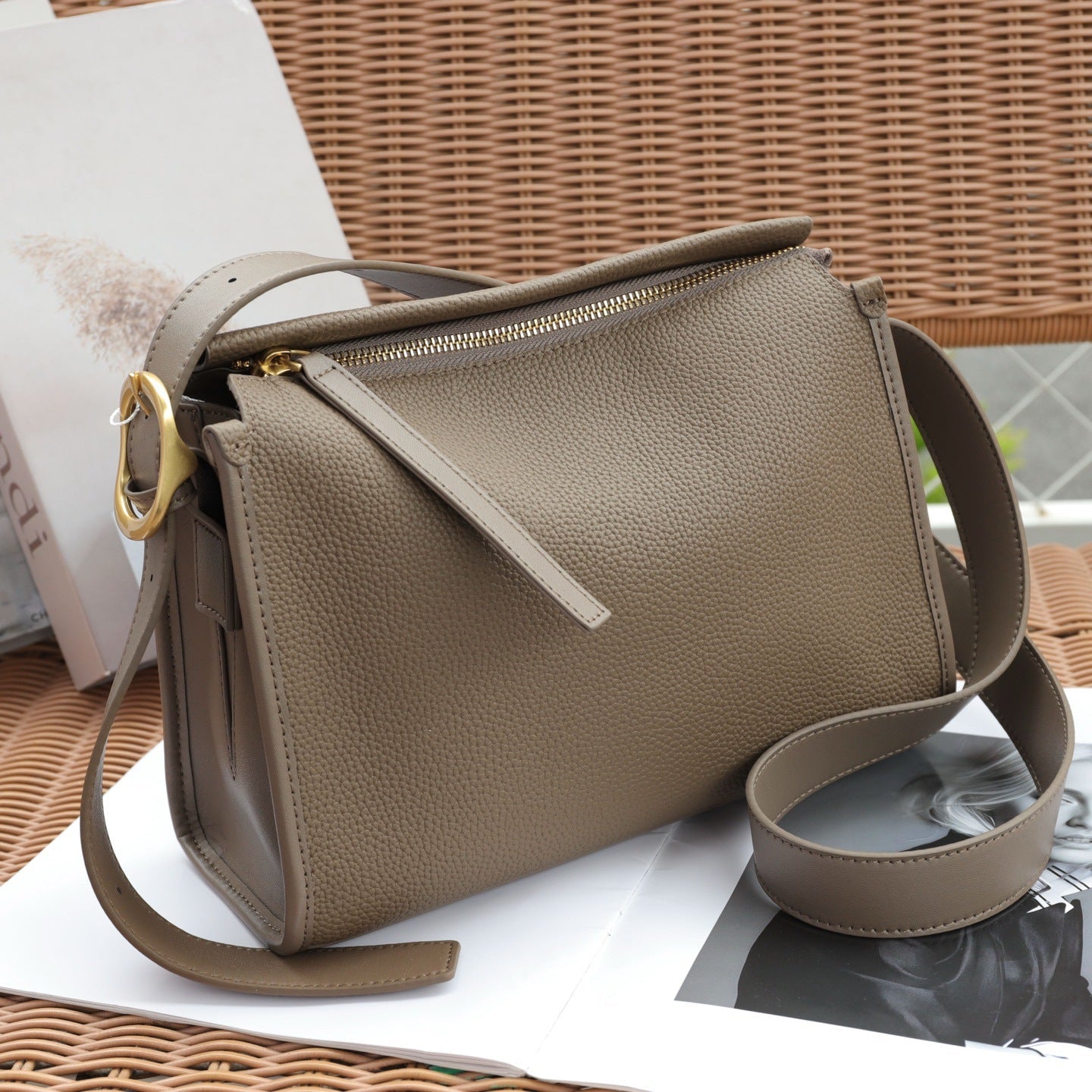 2026 New Style Top-Grain Leather Messenger Bag For Cross-Border Trade, Premium Feel Shoulder And Crossbody Commuter Leather Bag