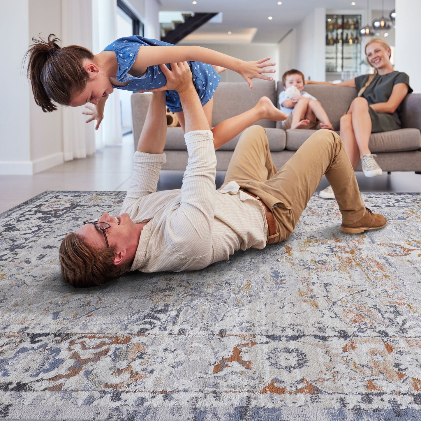 Payas - 5' X 7' Traditional Area Rug - Ivory / Gray