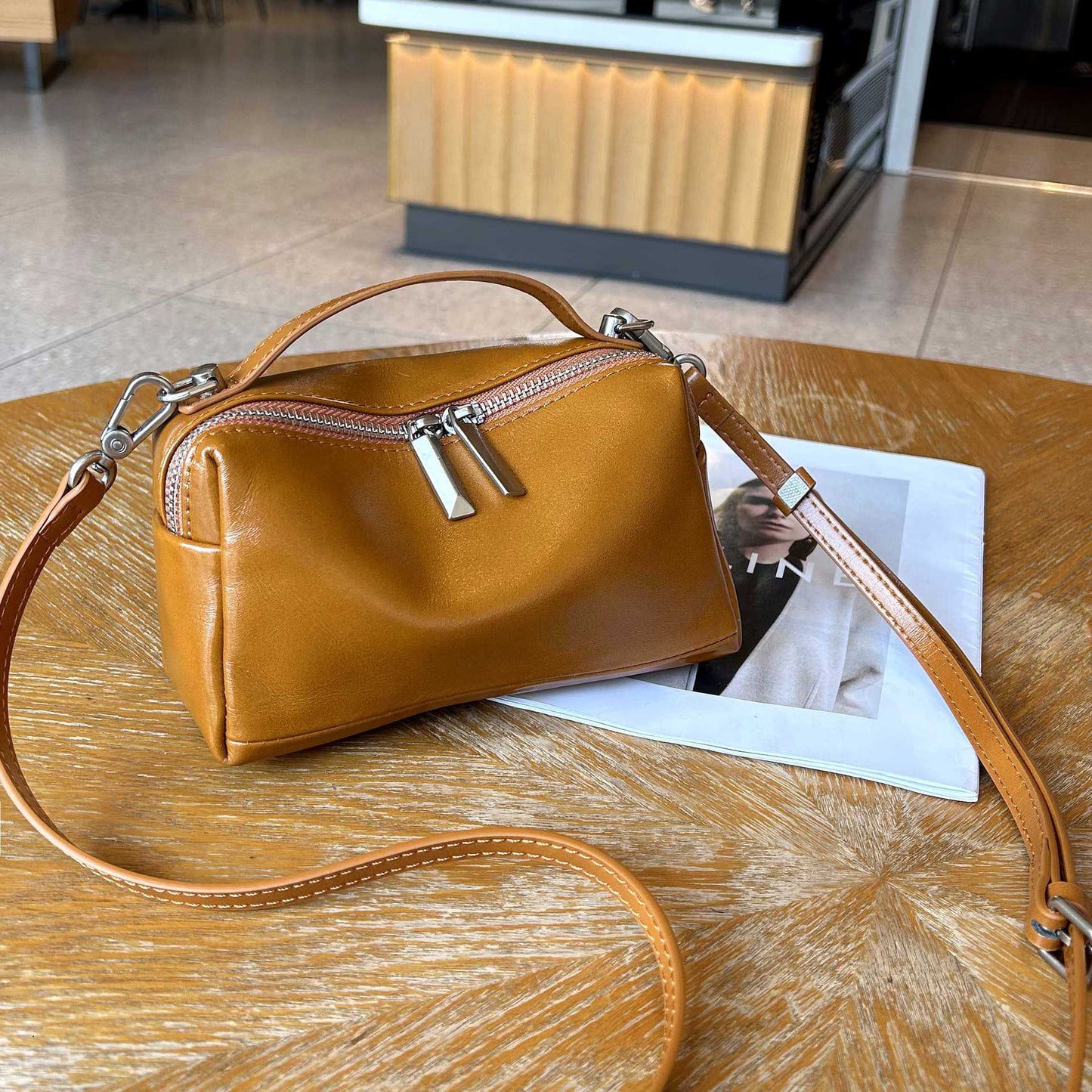 Cross-border Top-grain Vegetable-tanned Leather Small Square Crossbody Bag, Single Shoulder, Stylish And Compact Handheld Phone Bag