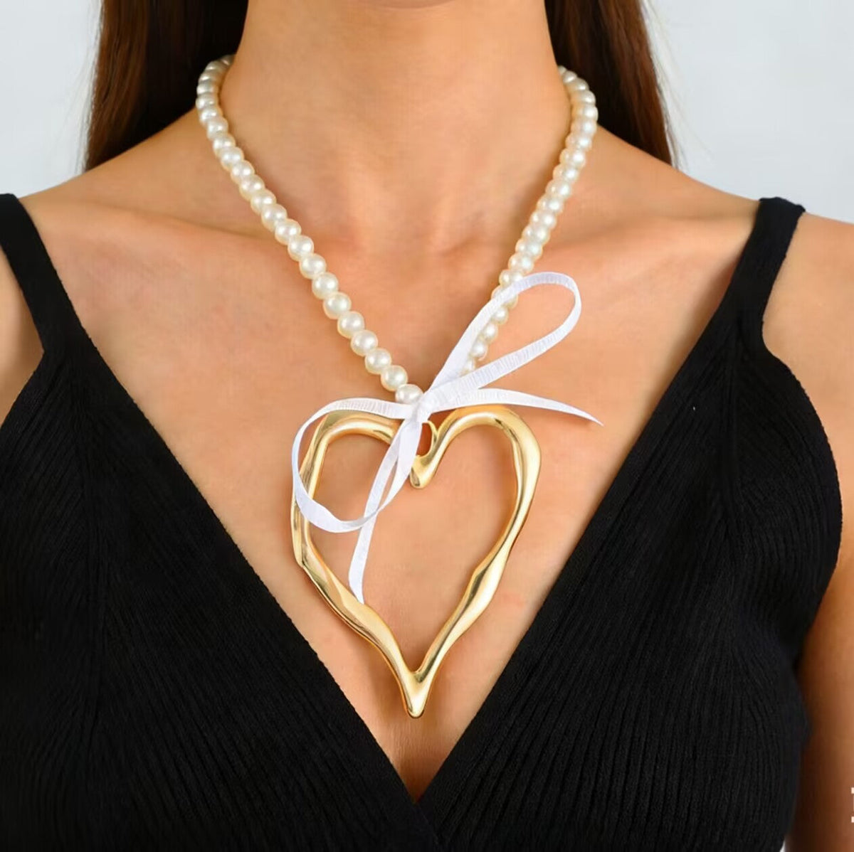 Vintage Zinc Alloy Necklace, Exaggerated Hollow Heart Resin Pendant, Retro Clavicle Chain