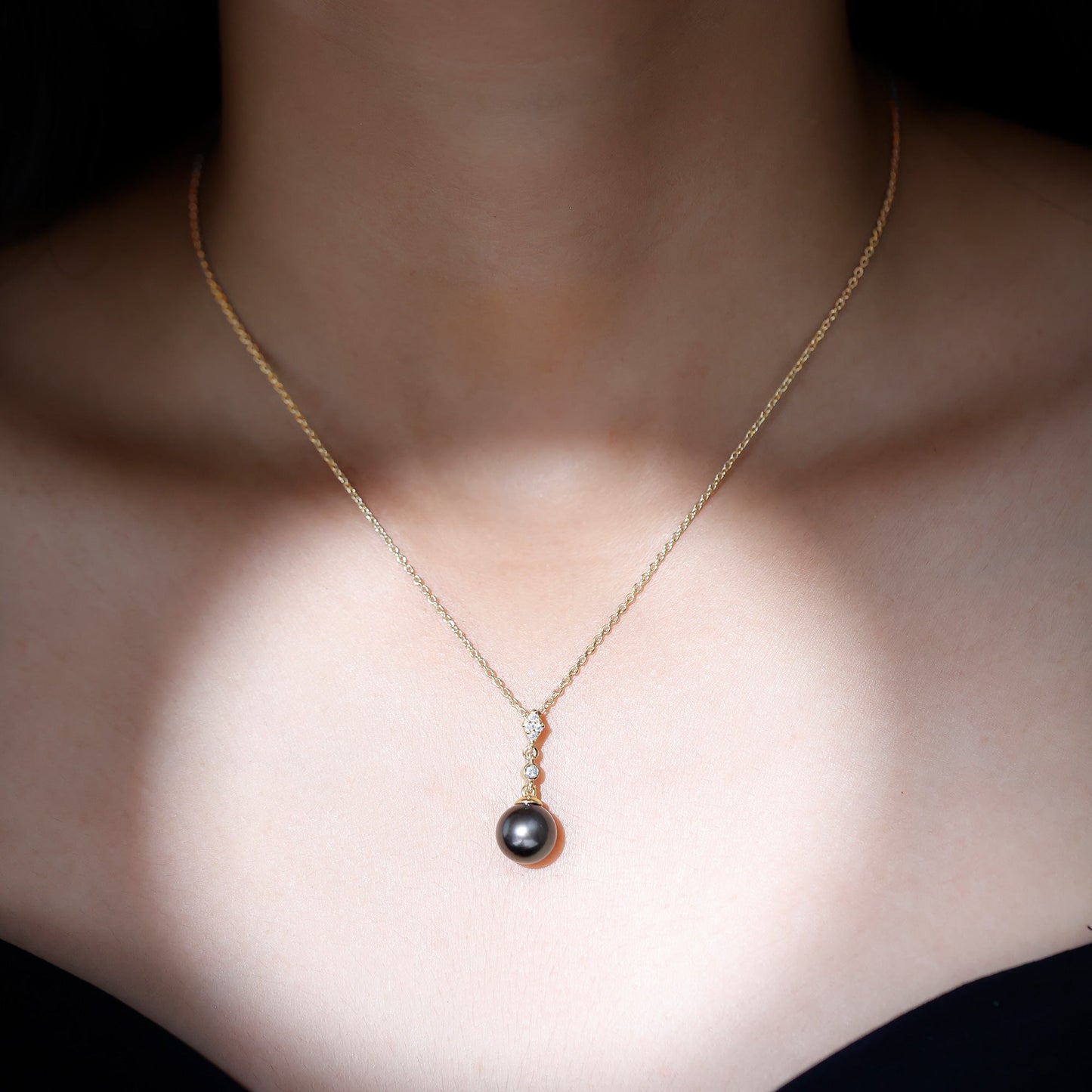 8 Carat Natural Tahitian Black Pearl Dangle Pendant with Diamond