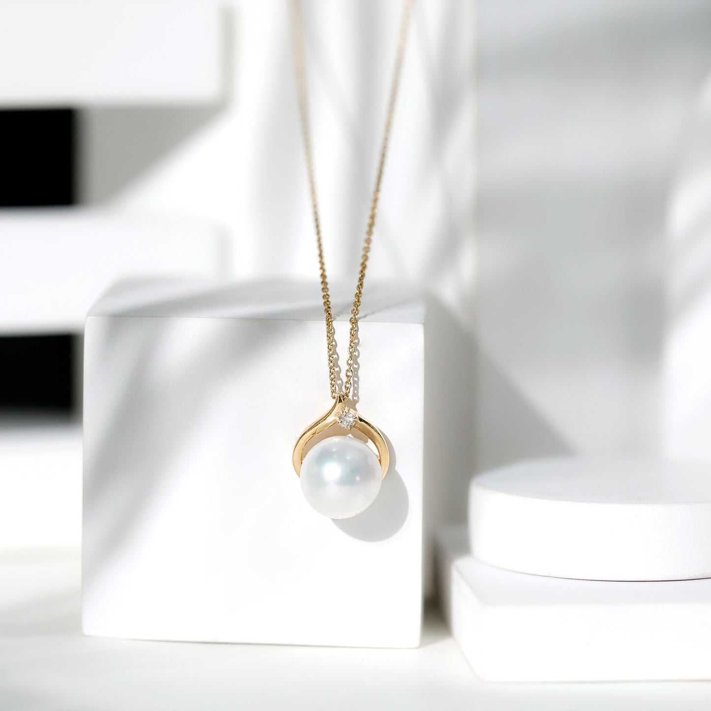 11 Carat White Pearl Solitaire Necklace with Diamond