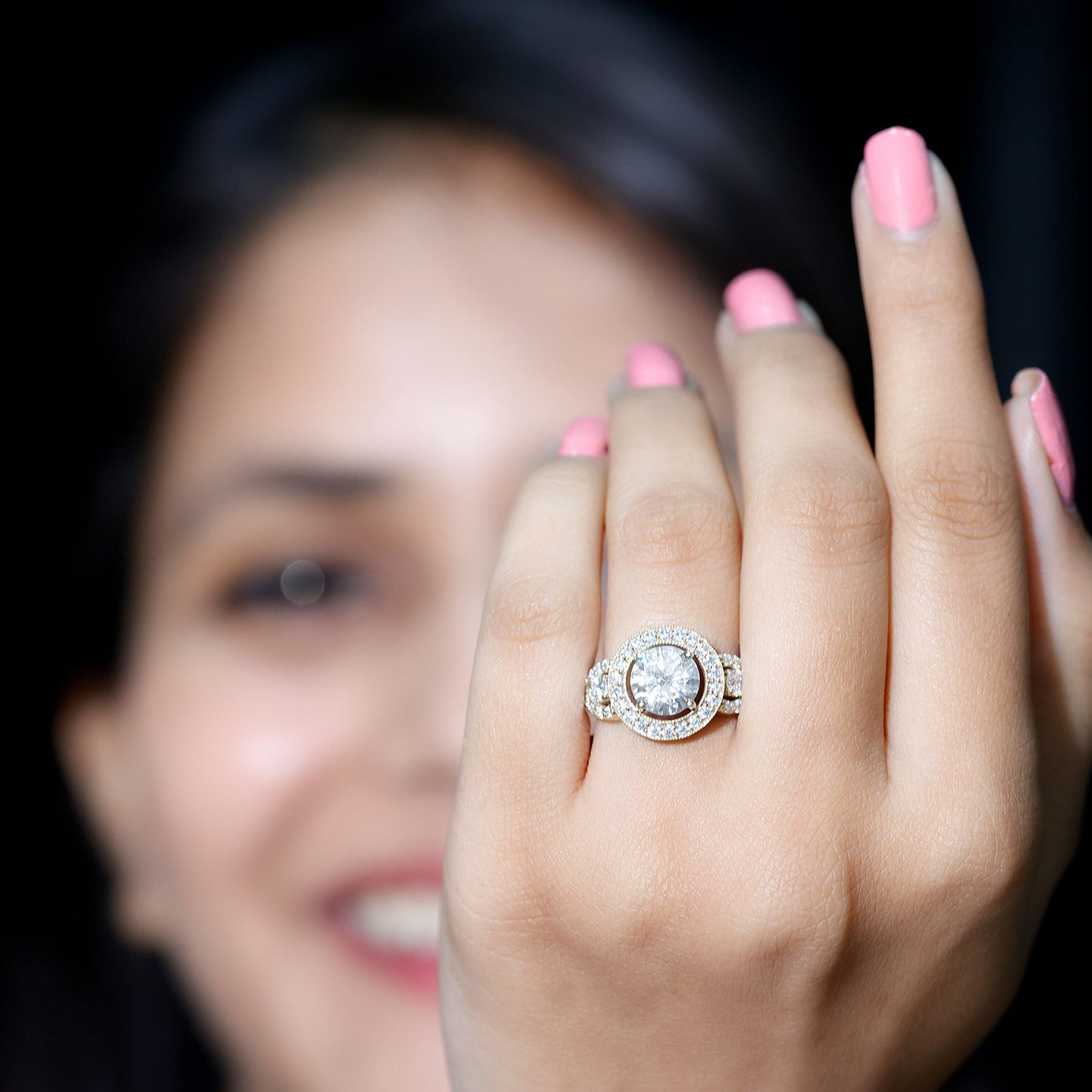 Round Cut Diamond Antique Looking Engagement Ring