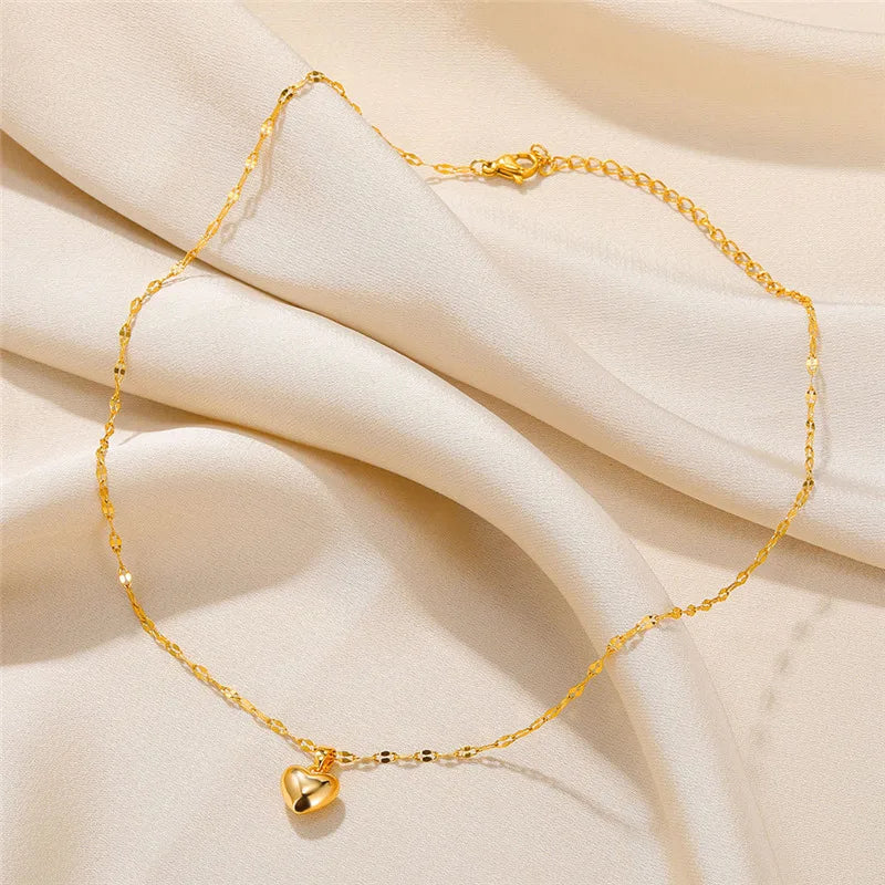 Charm Love Heart Pendant Necklace for Women Gold Color Fashion Lip Chain Simple Metal Choker Necklace Girls Jewelry Gift