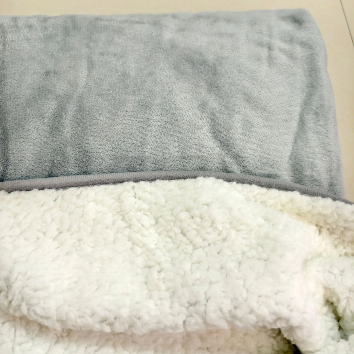 Soft Flannel Pet Blanket Waterproof Splash Resistant Comfortable Blanket for Pet and Couple