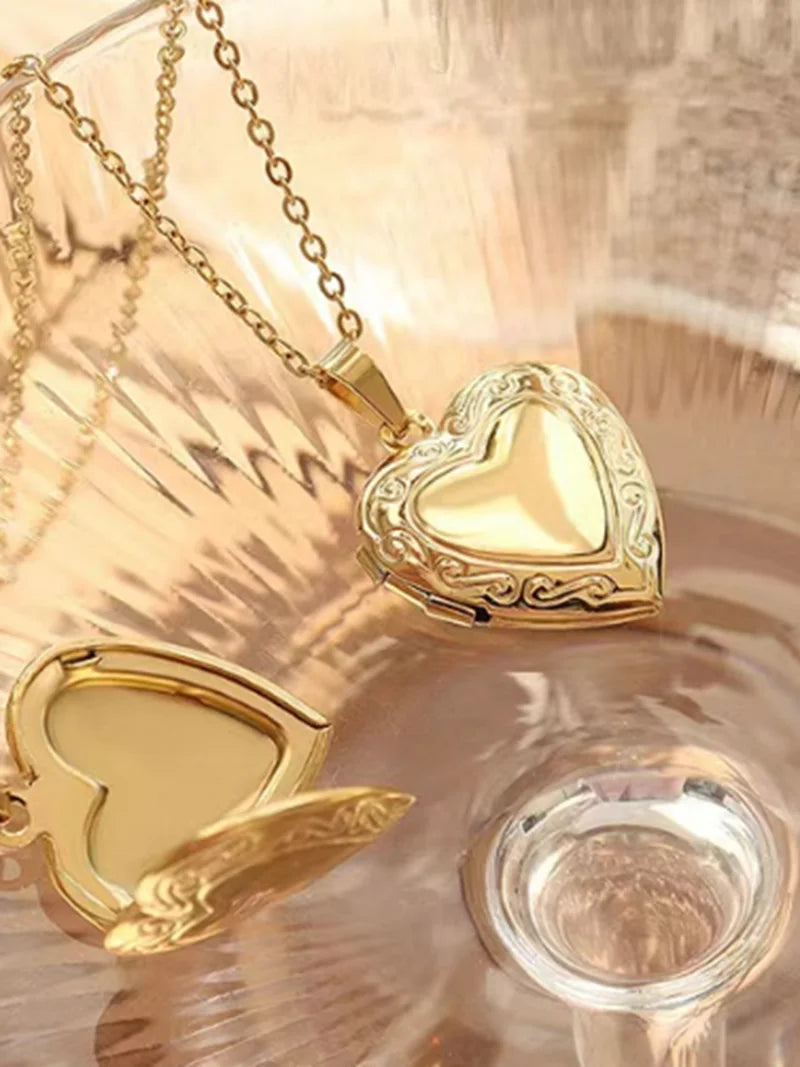 Vintage Carved Heart Photo Box Necklace, Gold-Plated Openable Heart Pendant, Fine Chain Clavicle Chain, Women's Commemorative Jewelry Gift for Best Friend