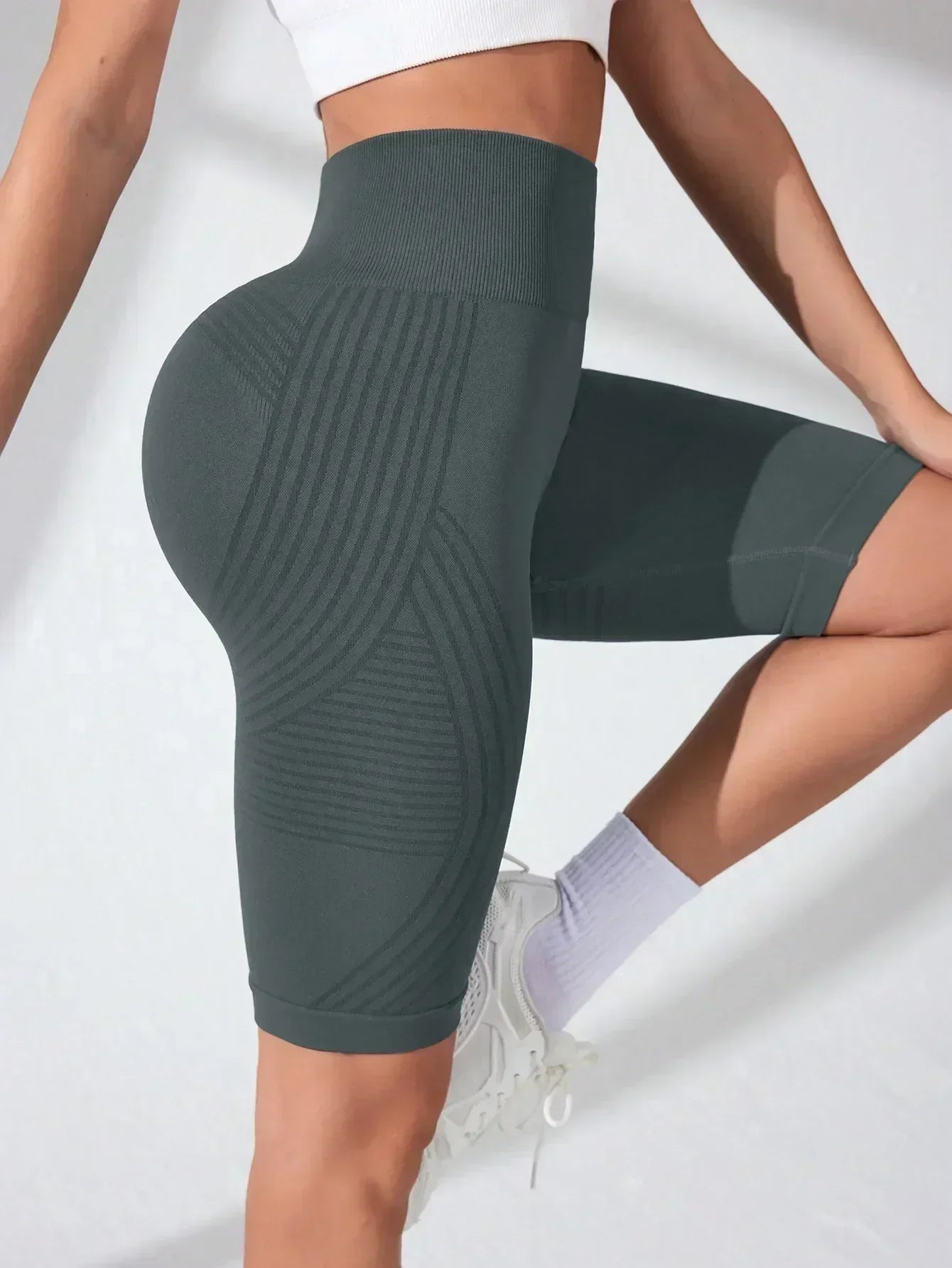 Women‘s Seamless Yoga Shorts High Waisted Striped Slim Shorts Sexy Butt Lifting Gym Trainning High Elastic Five Point Pants