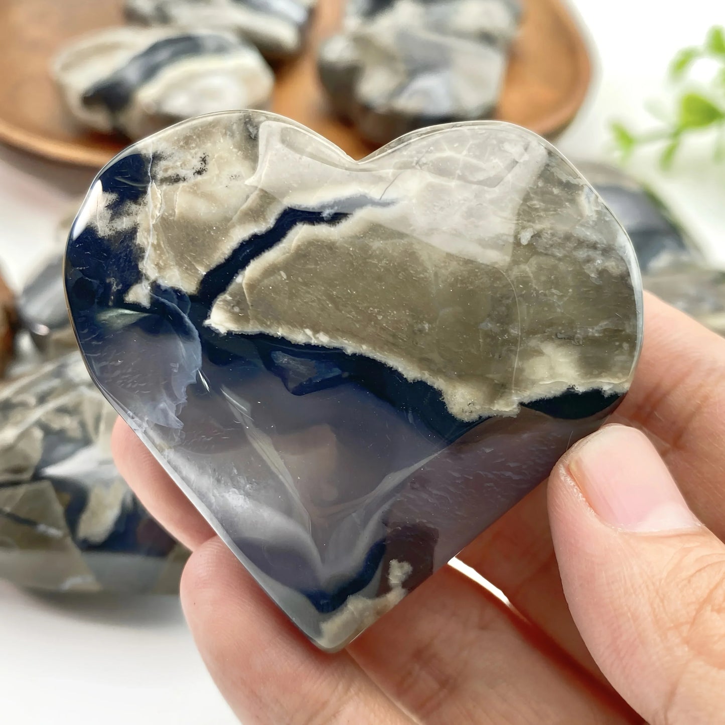 1pc Fluorescent Agate Heart, UV Reactive Stone, Home Decor Accent, Unique Natural Stone Collectible， Home Office Decor
