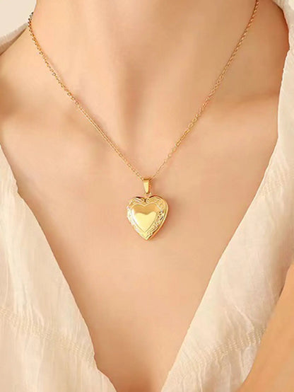 Vintage Carved Heart Photo Box Necklace, Gold-Plated Openable Heart Pendant, Fine Chain Clavicle Chain, Women's Commemorative Jewelry Gift for Best Friend