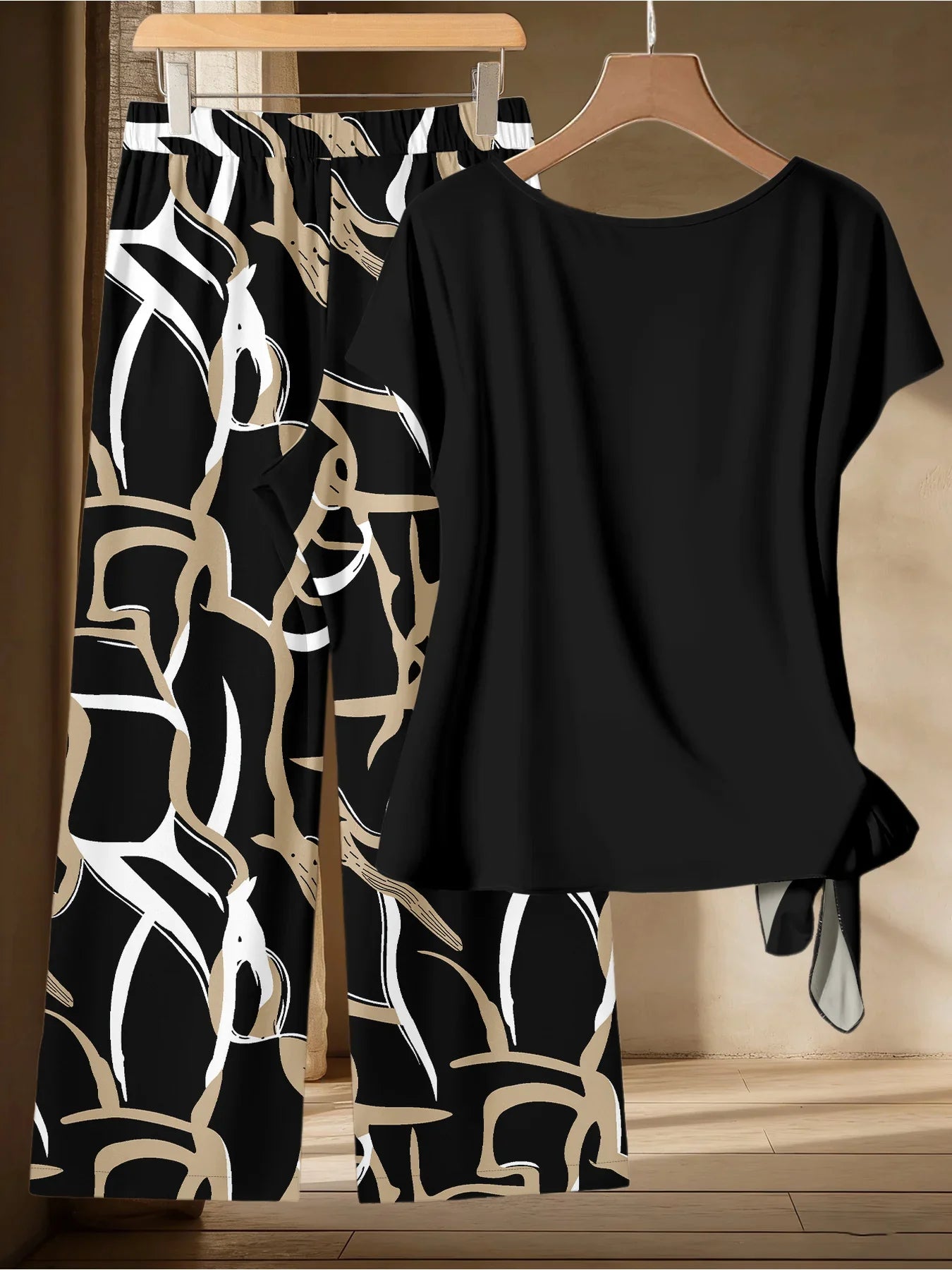 Casual and Elegant Women's Plus Size Premium Black Gold Abstract Print