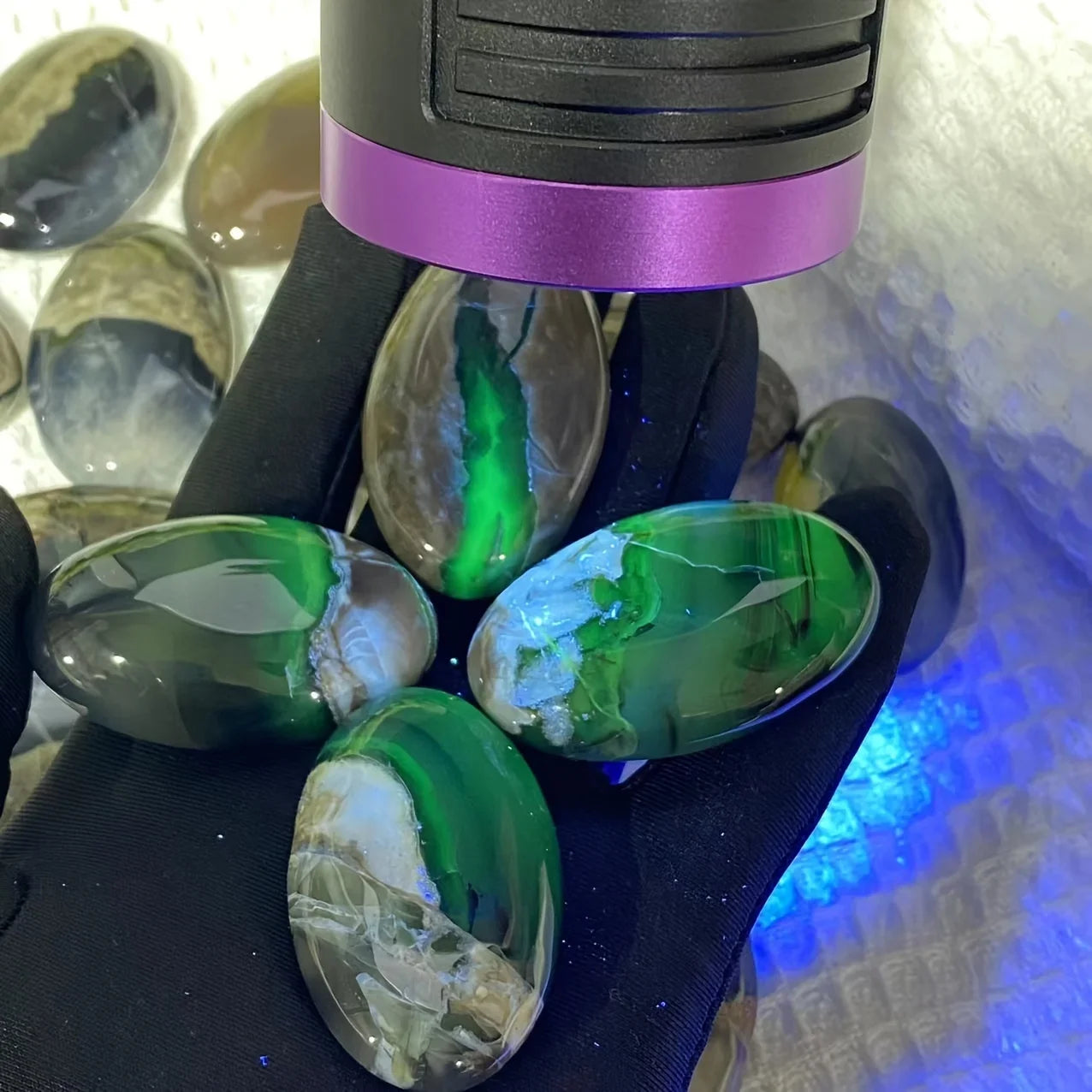 1pc UV Reactive Volcano Agate Palm Stone, Glowing Green Fluorescent Crystal Home Decor, Tabletop Display, Holiday Gift