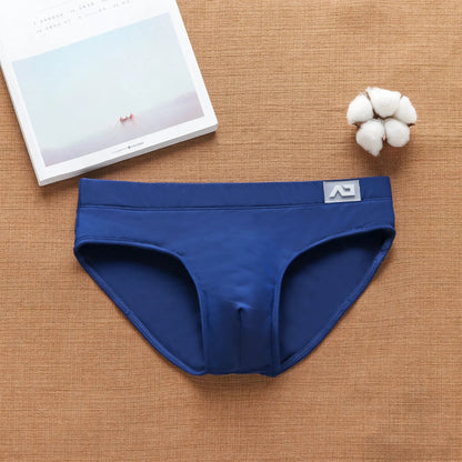 Men's swimming trunks with low waist, sexy, big, anti-embarrassing, quick-drying young men's sports briefs addicted