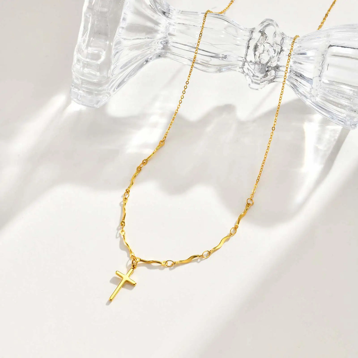 Minimalist Stainless Steel Cross Pendant Necklace, Non-fading Gold Plated Wave Chain Charm Necklace, Exquisite Jewelry for Women