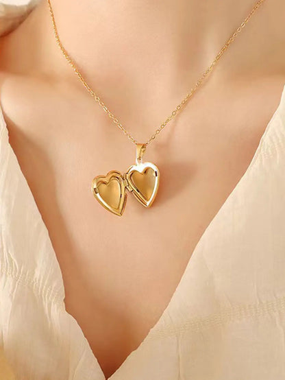 Vintage Carved Heart Photo Box Necklace, Gold-Plated Openable Heart Pendant, Fine Chain Clavicle Chain, Women's Commemorative Jewelry Gift for Best Friend