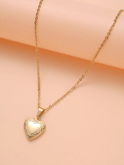 Vintage Carved Heart Photo Box Necklace, Gold-Plated Openable Heart Pendant, Fine Chain Clavicle Chain, Women's Commemorative Jewelry Gift for Best Friend