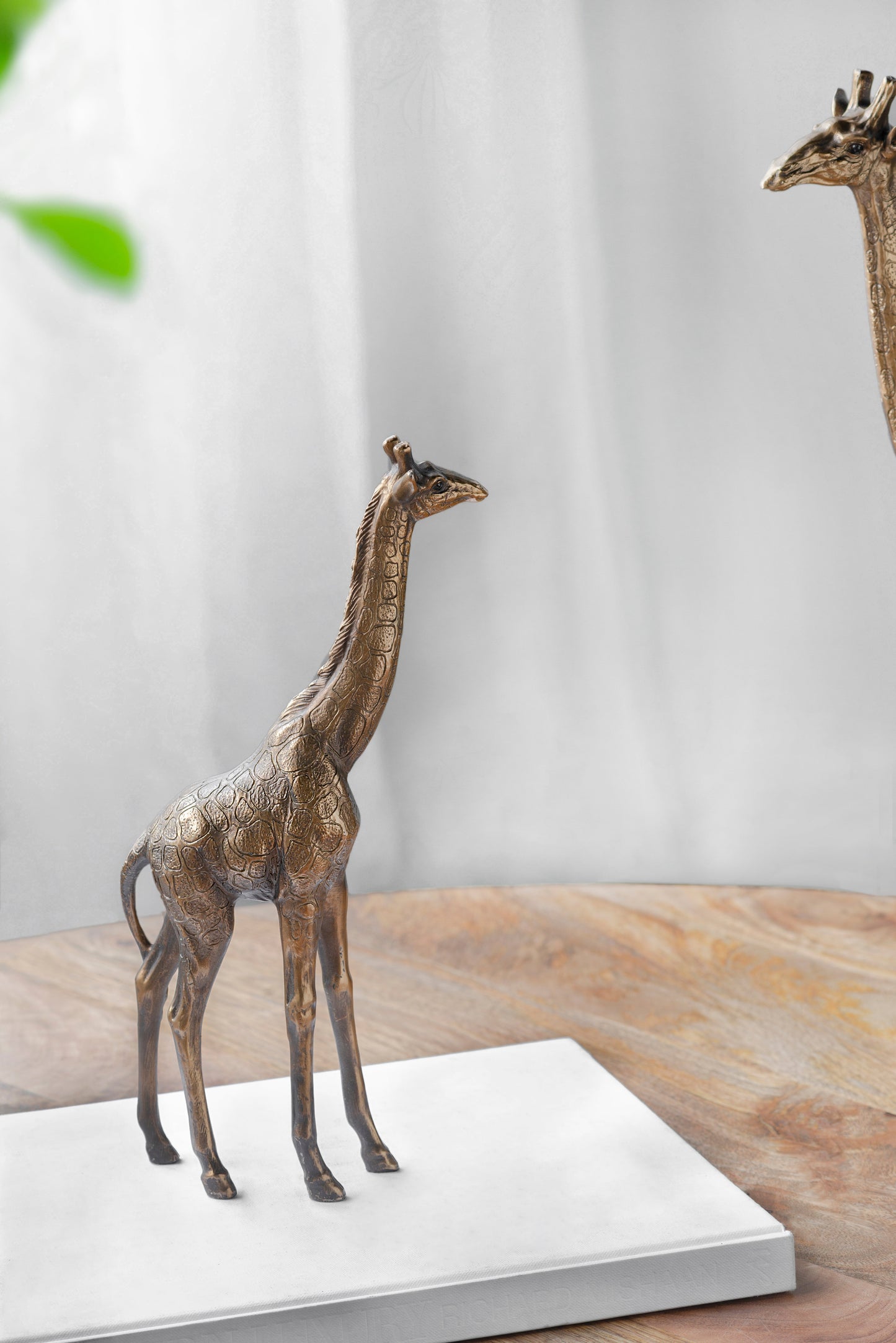 5.9x2.2x11.2" Giraffe Statuette, Animal Statue Décor