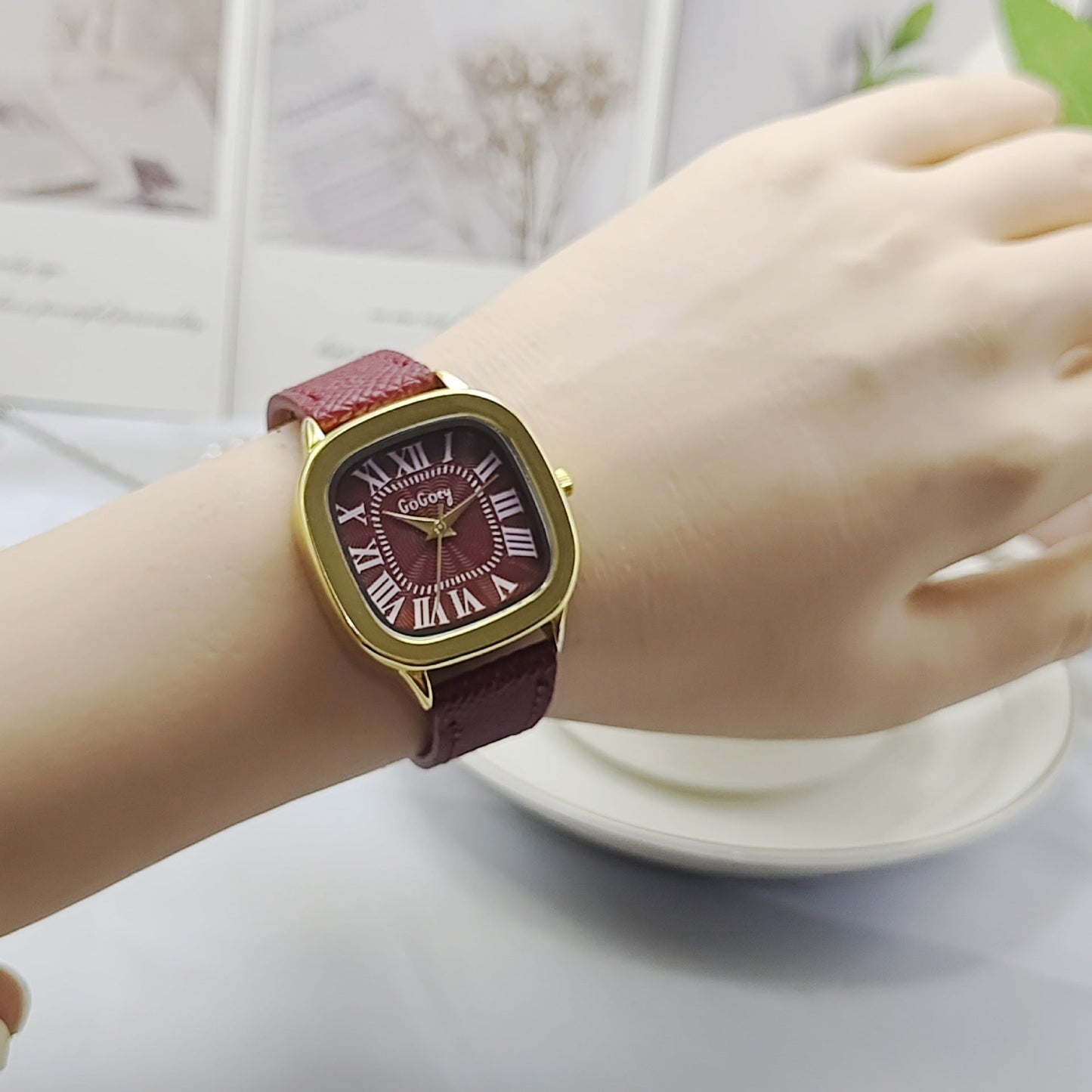 Retro Roman Dial Leather Strap Watch For Women