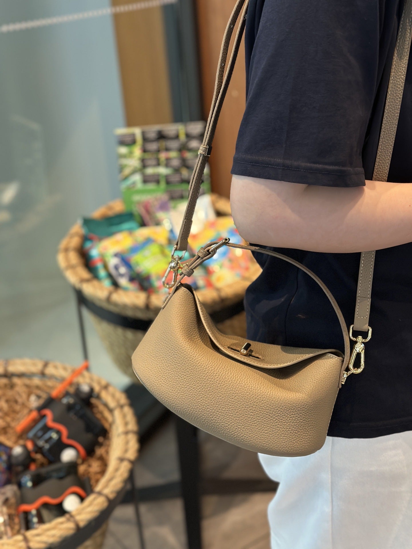 Litchi Grain Genuine Leather First Layer Cowhide Yuanbao Bag For Women, New Simple And Premium Crossbody Fashion Commuter Handheld Small Bag