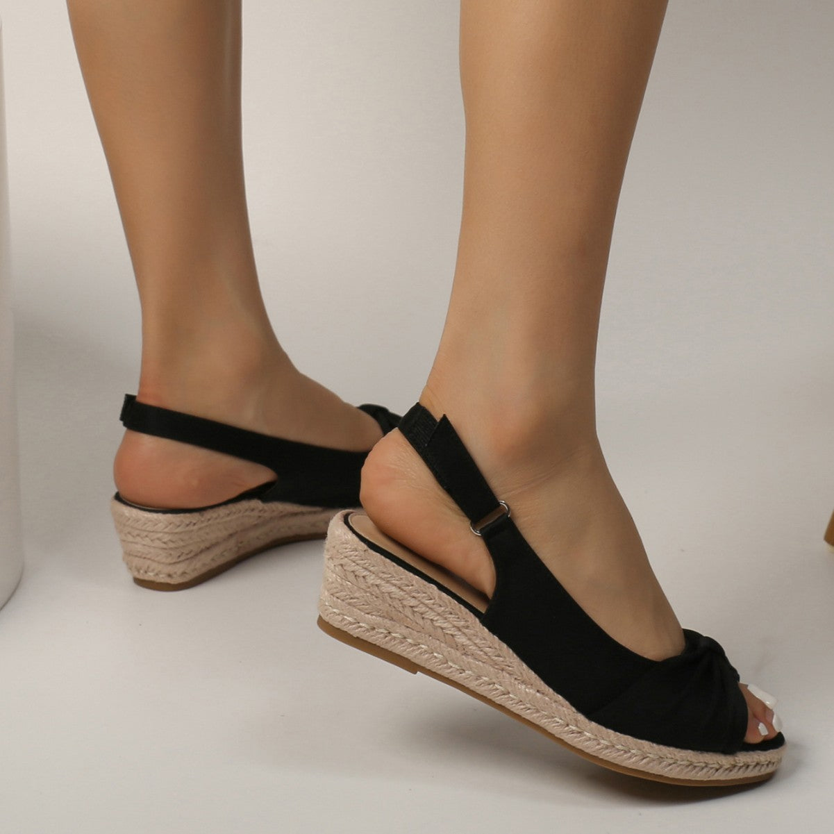 Short-statured Thick-soled Wedge Straw-heeled Sandals