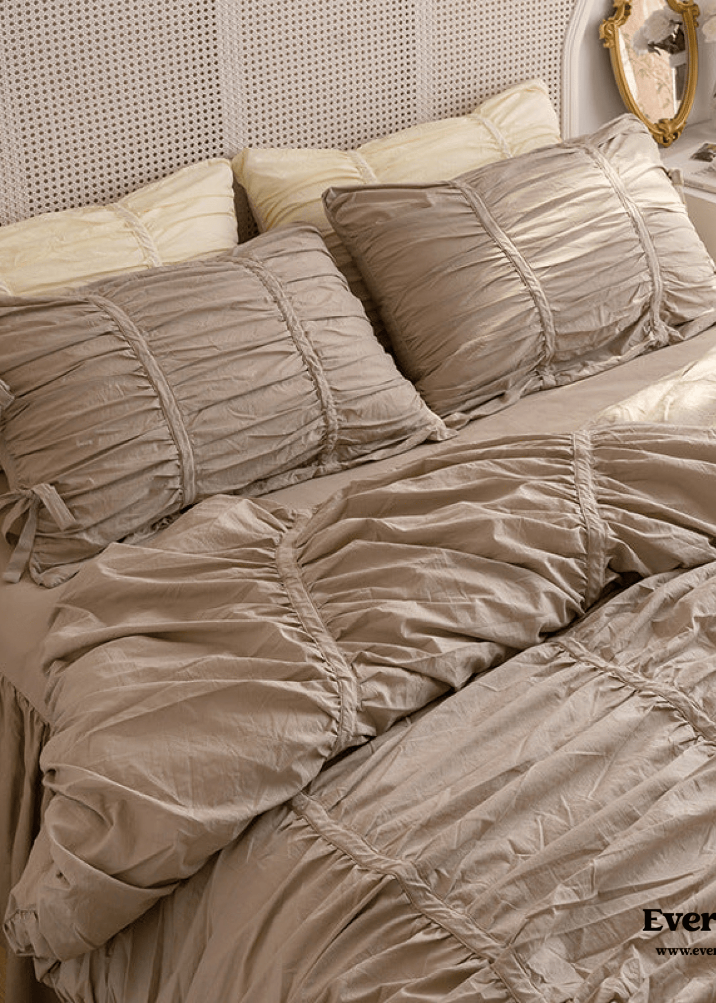 Coquette Ruffle Bedding Set with Ties / Pink