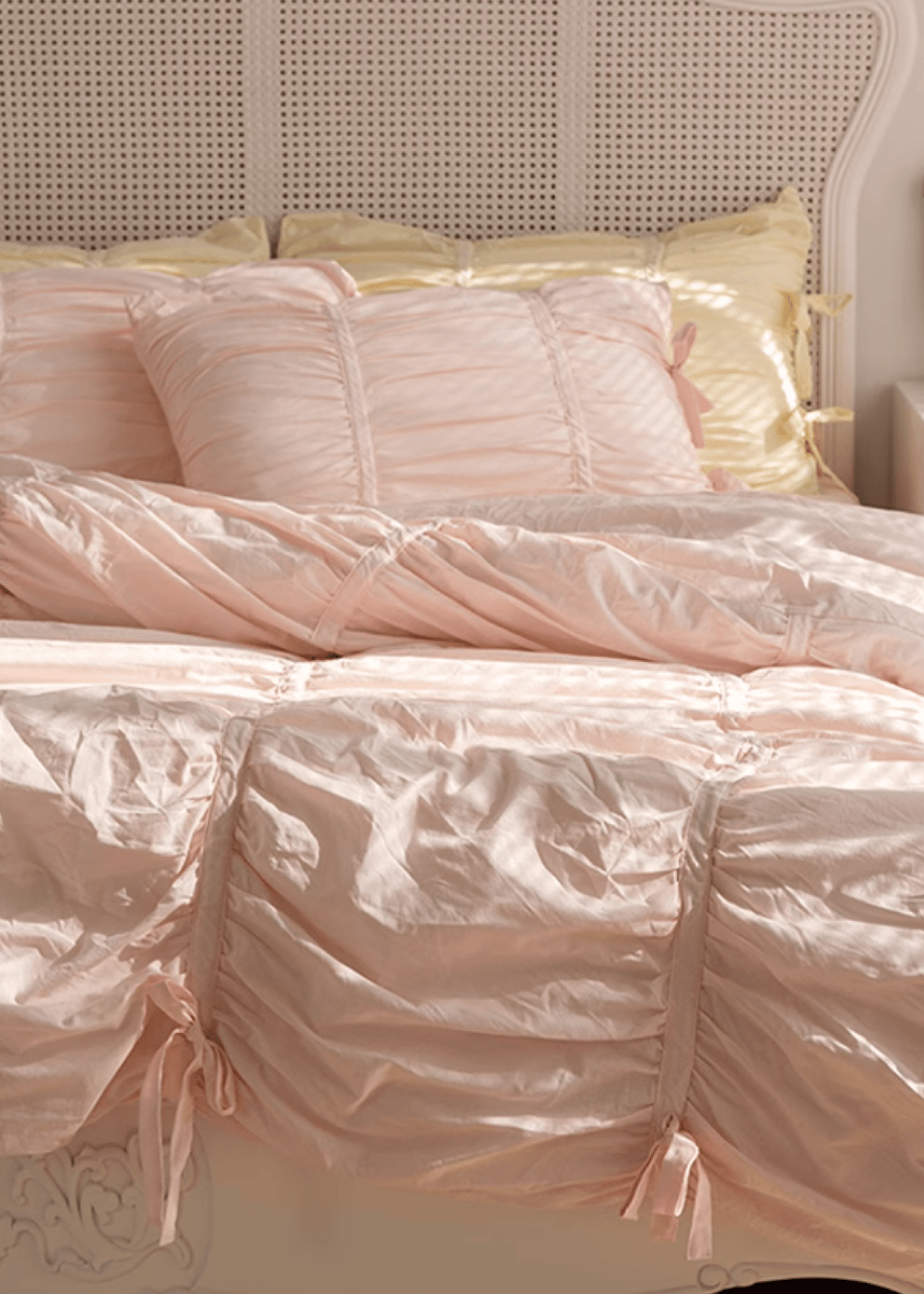Coquette Ruffle Bedding Set with Ties / Pink