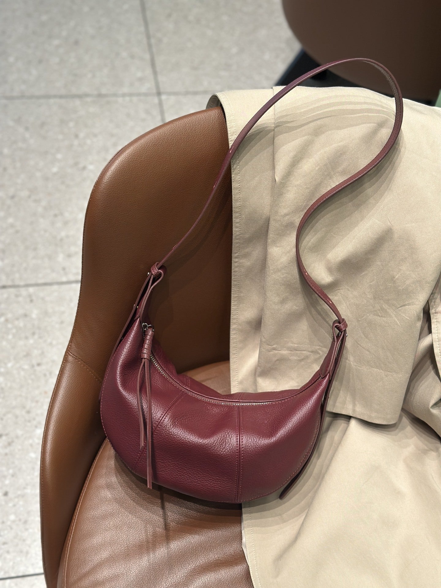 Top-grain Cowhide Crossbody Dumpling Bag, New Genuine Leather Niche Shoulder Bag, Practical For Commuting, Natural Textured Cowhide Crescent Bag