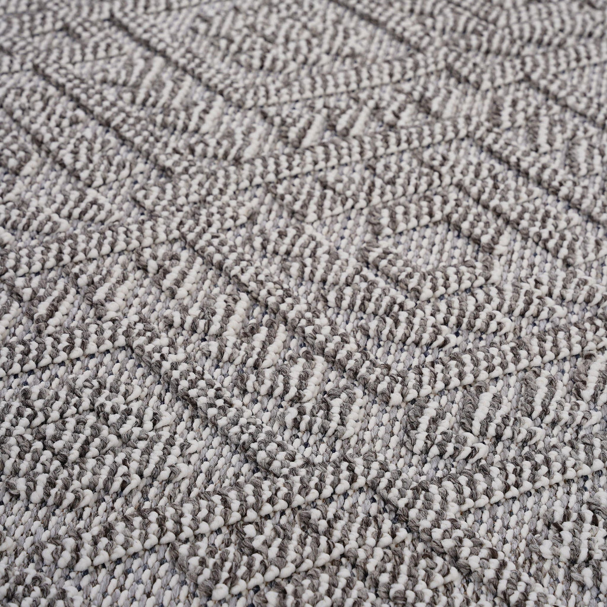 Guros - 8' X 10' Traditional Indoor / Outdoor Area Rug - White