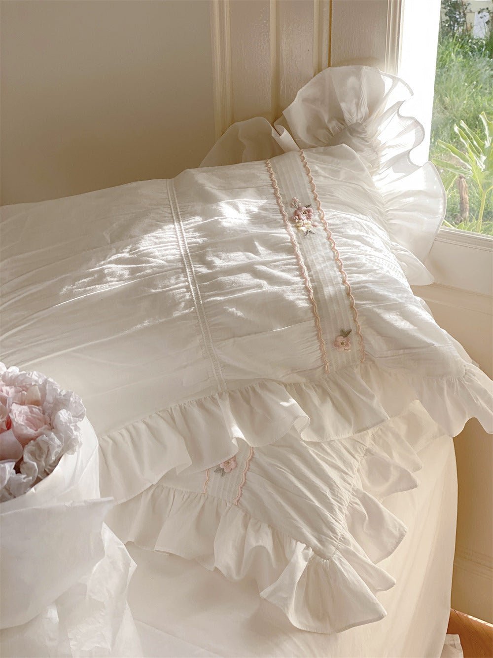 Embroidered Lace Ruffle Bedding Set / White