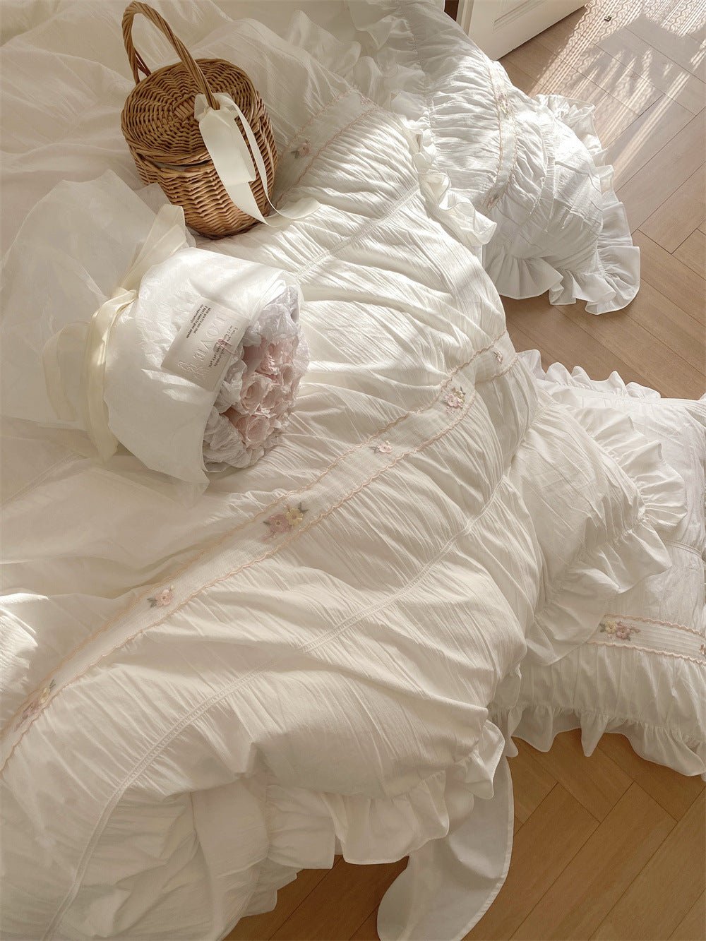 Embroidered Lace Ruffle Bedding Set / White