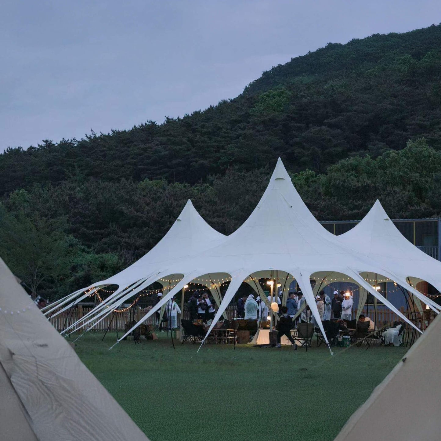 Extra-Large Portable Waterproof Multifunctional Outdoor Rain Tarp Canopy (SAK79811)