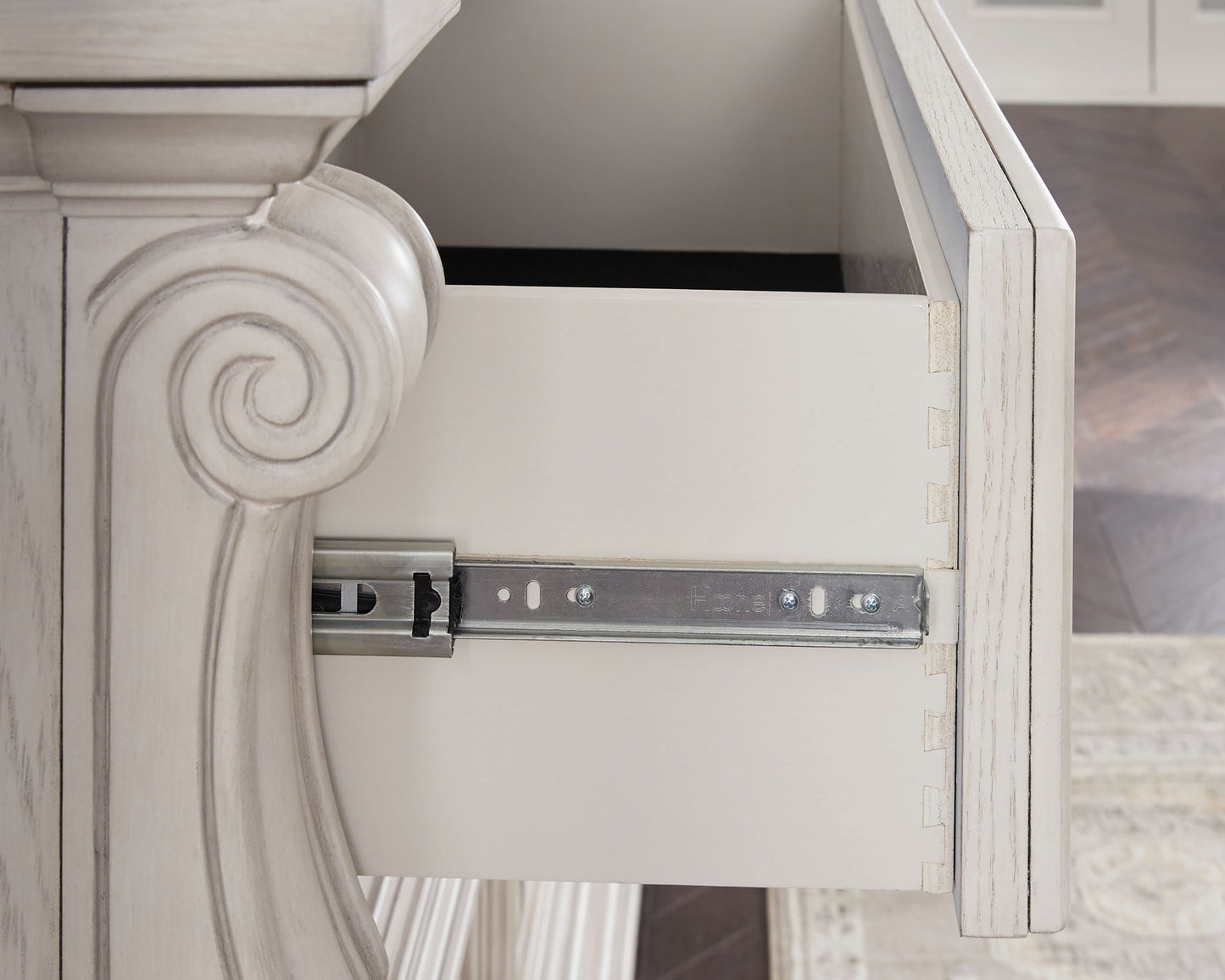 Bruchandi - Dresser