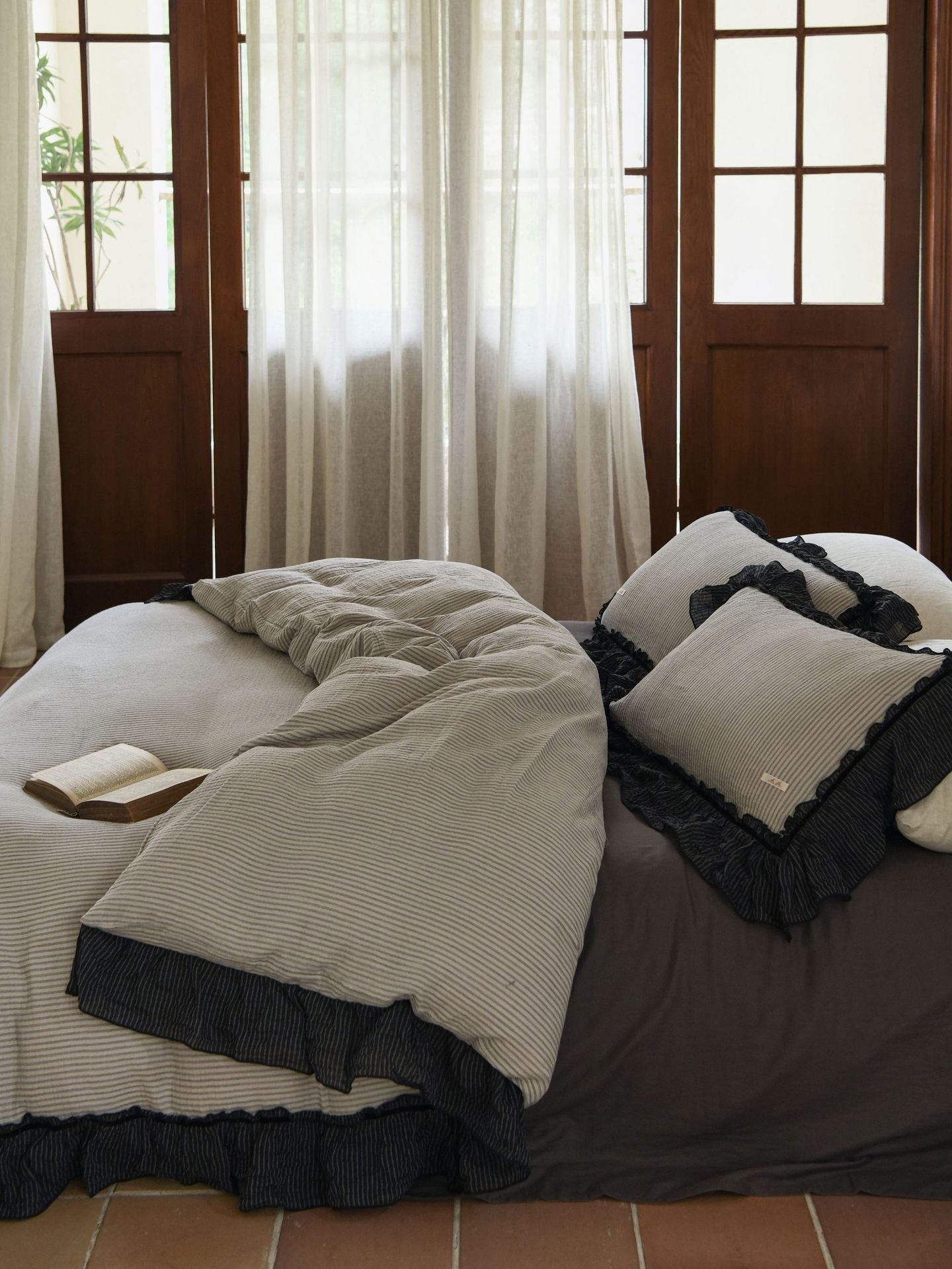 Gingham Floral Ruffle Bedding Set / Blue White