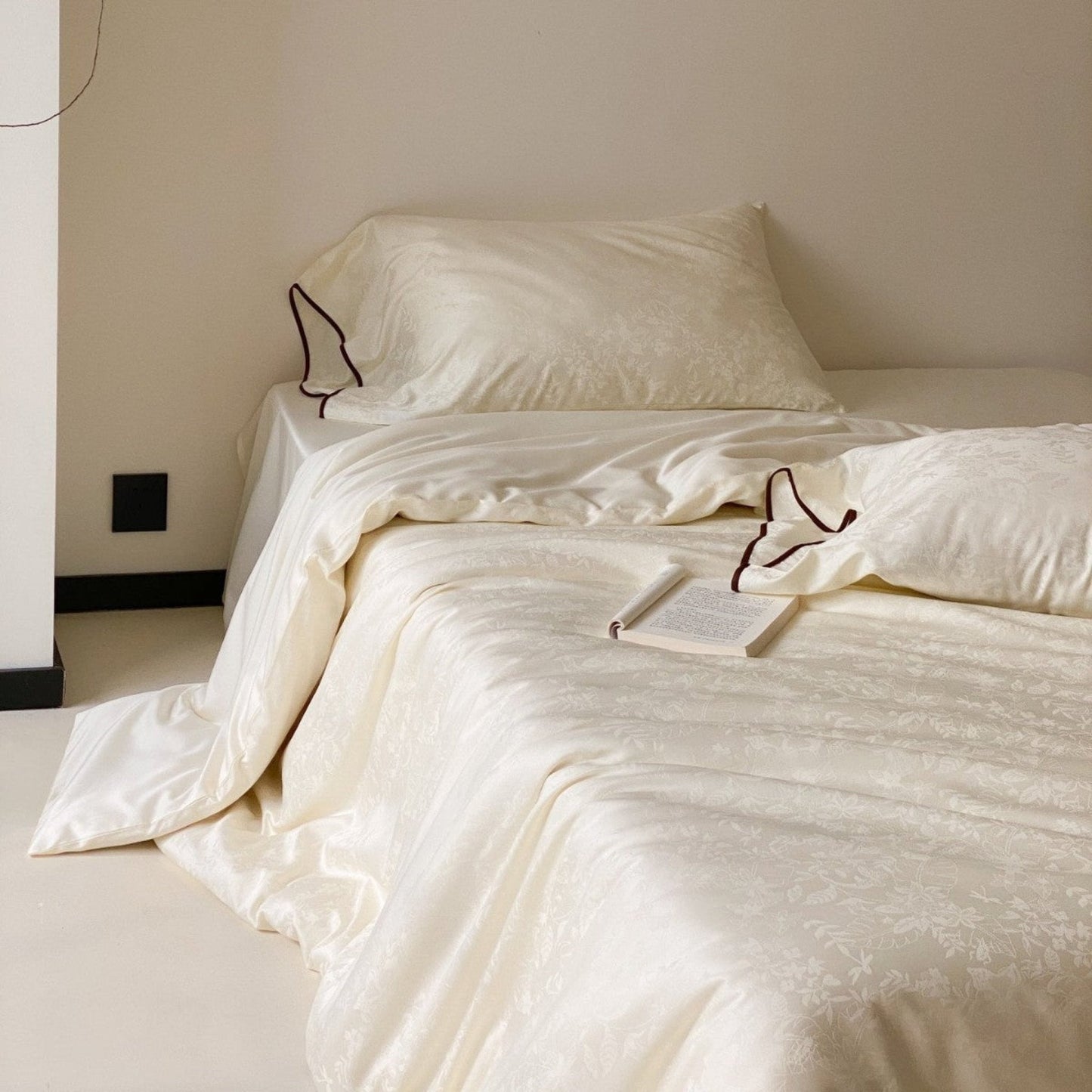 Grace Silky Floral Luxury Bedding Set / Cream