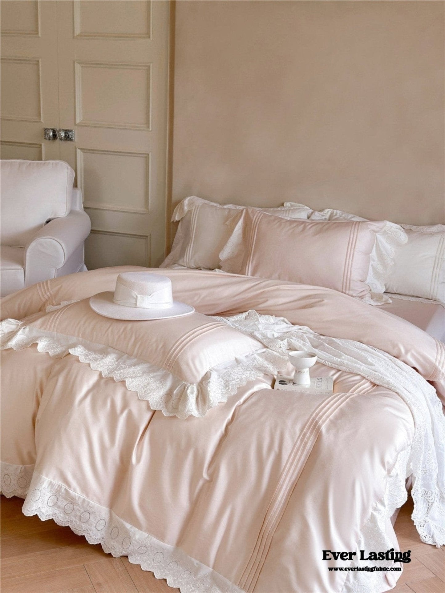 Isabelle Silky Cottage Ruffled Bedding Set / White