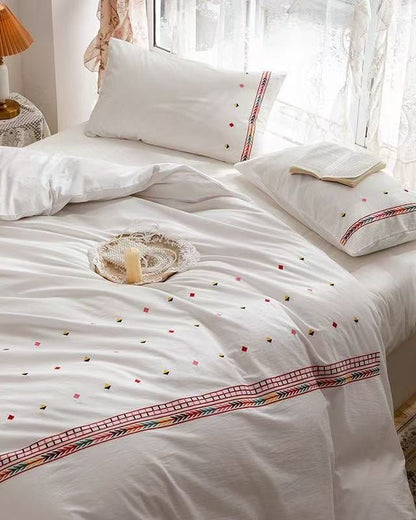 Isla White Floral Embroidered Bedding Set / Daisy