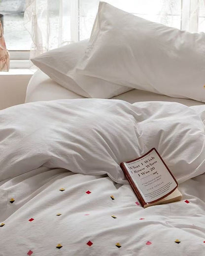 Isla White Floral Embroidered Bedding Set / Daisy