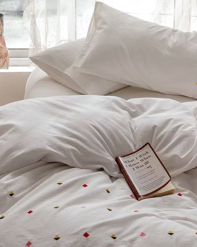 Isla White Floral Embroidered Bedding Set / Daisy