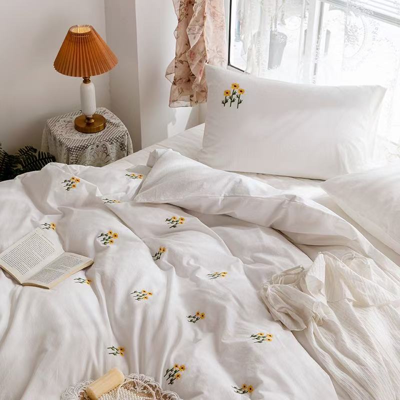 Isla White Floral Embroidered Bedding Set / Daisy